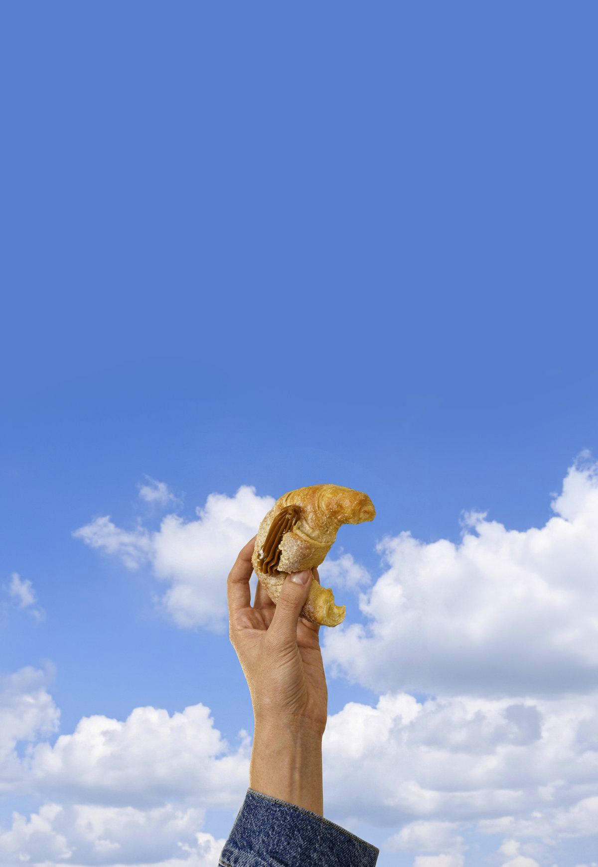 Medialuna rellena contra el cielo